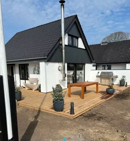 Fertiggestelltes Einfamilienhaus mit Holzterrasse